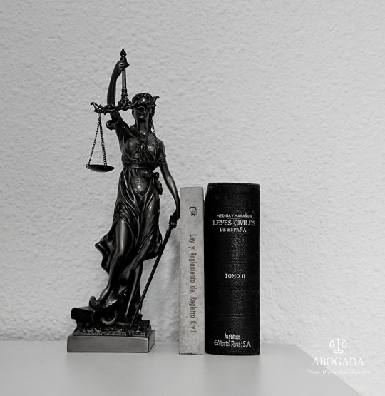 Figura de la Justicia y libros