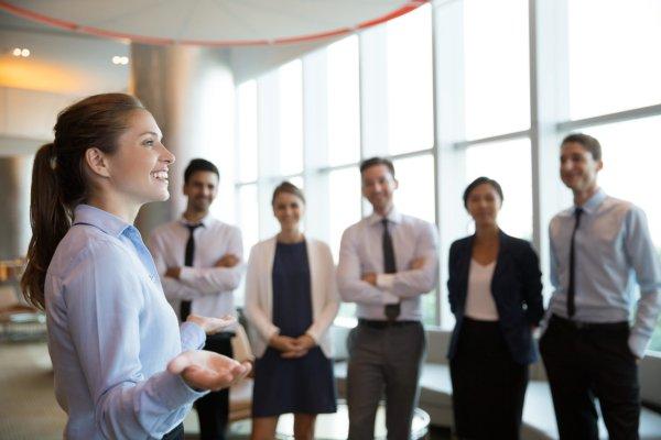 Jefa con empleados